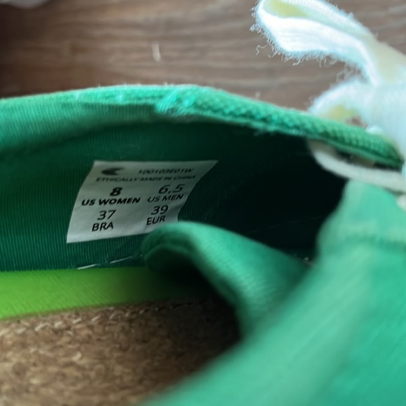 Cariuma SZ 8 green canvas sneaker.  Preowned in great condition. - Picture 4 of 6